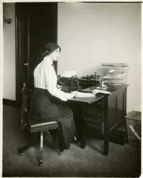 modella con macchina da scrivere, c.1905-18