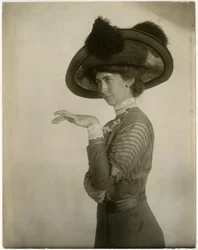 Profilo di cappello piumato, c.1905-18