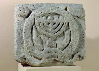 Rilievo raffigurante una menorah, da Umm Qeis (Antica Gadara) Giordania