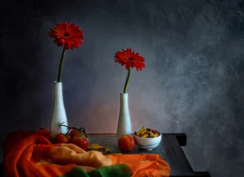 Natura morta con gerbera rosse