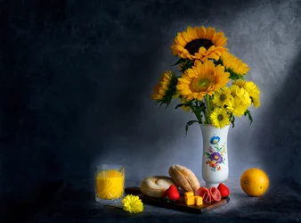 Natura morta con colazione a base di girasoli