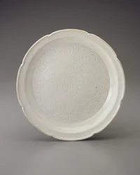 Piatto con bordo fogliato e decorazione intagliata, provincia di Hebei