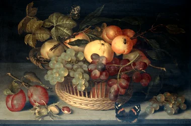 Cesto di frutta e farfalla ammiraglio su tavolo di pietra