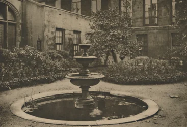 Antico gelso e fontana nel giardino della Drapers Hall, c1935