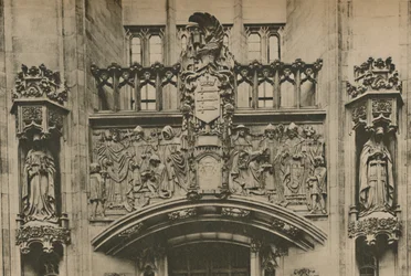 Scultura in pietra sotto lo stemma del Middlesex alla Guildhall, Westminster, c1935