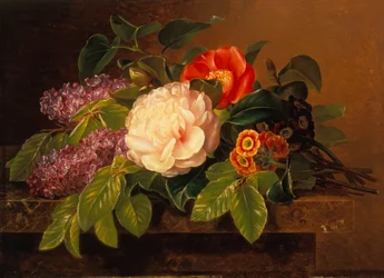 Peonie, lillà e primule su un ripiano di marmo