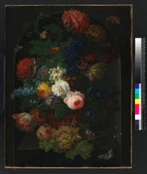 Un cesto di fiori con frutta