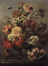 Garofani e non ti scordar di me con rose in una ciotola di vetro