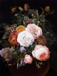 Natura morta di fiori in vaso (tra cui rose, primule e margherite)