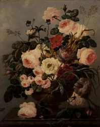 Rose, garofani, convolvoli e altri fiori in un vaso su una mensola