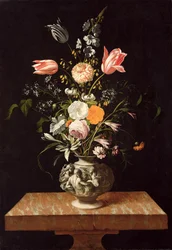 Vaso con rilievo e fiori su un tavolo di marmo