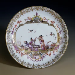 Arte tedesca: porcellana di Meissen. Chinoiserie che rappresenta personaggi asiatici che bevono il tè. Piattino decorato da Johann Gregor Hoeroldt (o Herold 1696-1775), circa 1730. Parigi, Arti Decorative
