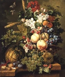 Frutta e fiori su un bordo di marmo