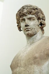 Antinoo, statua in marmo pario, dal tempio di Apollo a Delfi, Grecia, civiltà romana, II secolo d.C., dettaglio