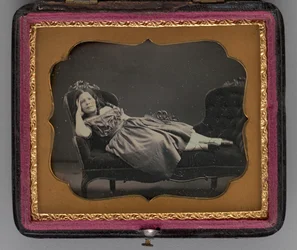 Ritratto senza titolo di una ragazza sdraiata su una chaise longue