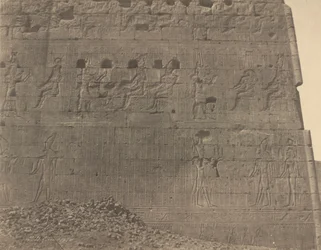 Edfu-Sculture e iscrizioni su volto orientale, 1854 (foto)
