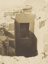 Piramidi di Giza, lavori di M. Mariette, porta di granito scoperta a sinistra della Sfinge