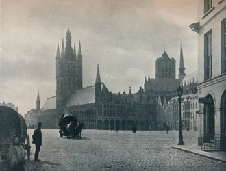 Il Municipio e la Sala dei Tessuti, Ypres, Belgio, c1900 1914-1915