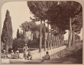 Tribesmen afghani riposano nei giardini di Babur, Jalalabad, 1878