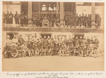 Ufficiali e uomini della brigata del generale di brigata Gough nella piazza del palazzo di Shah Shujah