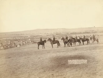Gen. Miles e il suo staff che osservano il più grande campo indiano ostile negli Stati Uniti, vicino a Pine Ridge