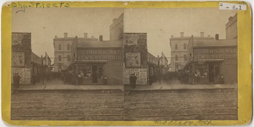 Vista del negozio di periodici di John R. Walsh su Madison Street, Chicago con l