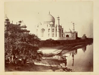 [Taj Mahal dalle rive del fiume Yamuna].