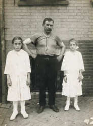 Un operaio e le sue figlie, Kensington, Filadelfia