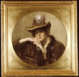 Donna con cappello con piuma di pavone