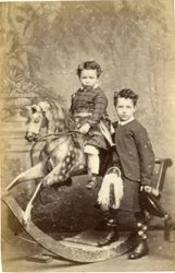 Bambina su cavallo a dondolo con bambino in kilt in piedi, 1860s