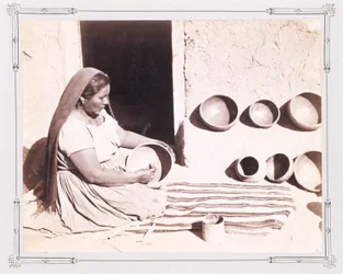 Donna che lucida ceramiche