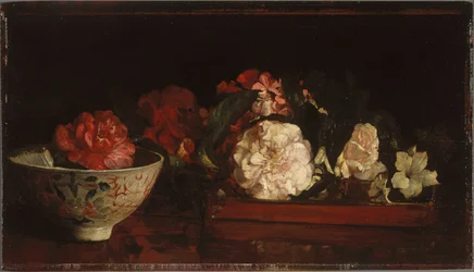 Fiori su un vassoio giapponese su un tavolo di mogano