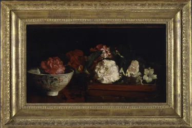 Fiori in un vassoio giapponese su tavolo di mogano