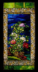 Finestra: Peonie nel vento, forse
1889/rielaborato entro il 1908 Vetro al piombo con lamina di rame)