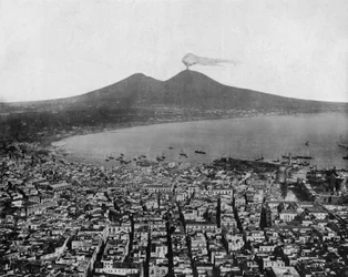 Una vista della Baia di Napoli (Italia) e sullo sfondo il Vesuvio
