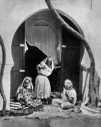 Gruppo di donne moresche, Algeria, c.1890 foto di John Lawson Stoddard (1850-1931) Viaggiatore e Conferenziere Pubblicazione educativa per Chicago