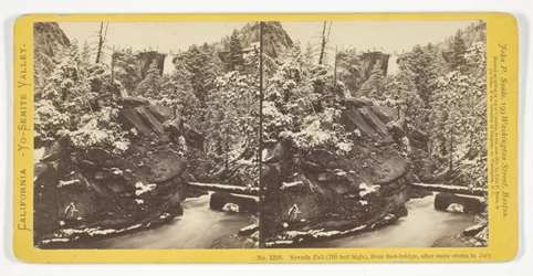 Nevada Fall (700 piedi di altezza), dal ponte pedonale, dopo una tempesta di neve in luglio, n. 1208 della serie "California - Yo-Semite Valley"