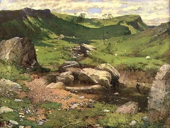 Un torrente roccioso in un paesaggio montuoso