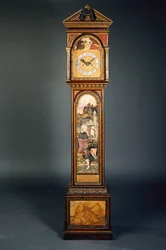 Un orologio a pendolo con frontone della fine del XIX secolo