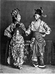 Cina, 2 attori (uomini) danzano, c.1870 (foto)
