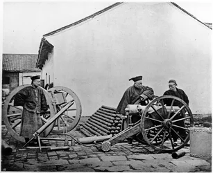 Cina, ufficiali di artiglieria e soldati c.1870 (foto)