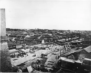 Veduta della Strada Centrale nel Quartiere Cinese di Pechino, c.1870