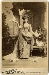 Alva Vanderbilt, in costume per il suo ballo del 1883 (stampa seppia)