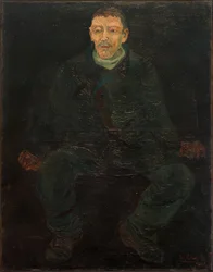 Uomo seduto in abito blu
