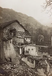 Album "Meine weltkriegs - Erinnerungen South-West Front (Carinzia, Italia, Trentino-Alto Adige) 31/03/1915-12/11/1918 - Josef Zohles Wien": macerie di una casa