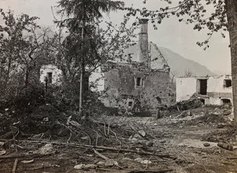 Album "Meine weltkriegs - Erinnerungen South-West Front (Carinzia, Italia, Trentino-Alto Adige) 31/03/1915-12/11/1918 - Josef Zohles Wien": macerie a Bovec
