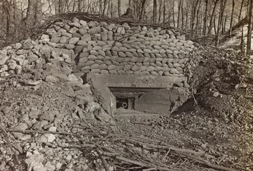Album "Meine weltkriegs - Erinnerungen South-West Front (Carinzia, Italia, Trentino-Alto Adige) 31/03/1915-12/11/1918 - Josef Zohles Wien": bunker militare con cannone