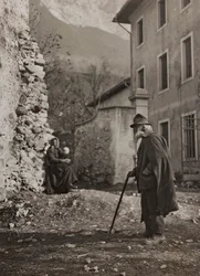 Vecchio su una strada di campagna
