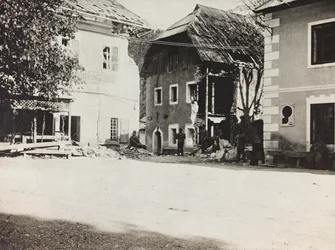 Album "Meine weltkriegs - Erinnerungen South-West Front (Carinzia, Italia, Trentino-Alto Adige) 31/03/1915-12/11/1918 - Josef Zohles Wien": piazza con macerie