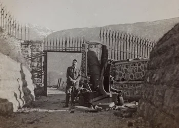 Album "Meine weltkriegs - Erinnerungen South-West Front (Carinzia, Italia, Trentino-Alto Adige) 31/03/1915-12/11/1918 - Josef Zohles Wien": soldato dentro una fortezza